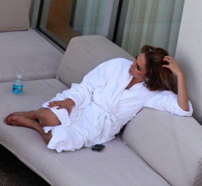 Джей Ло "в домашнем" расслабилась на крыше отеля