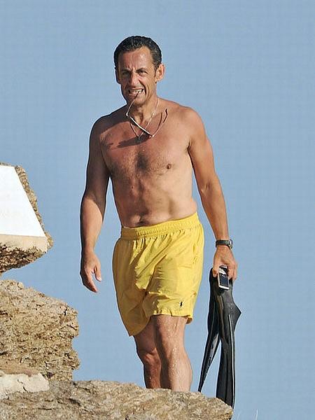Николя Саркози и Карла Бруни целуются на пляже