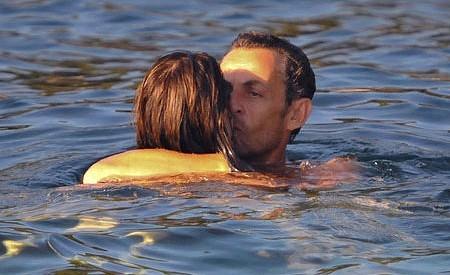 Николя Саркози и Карла Бруни целуются на пляже