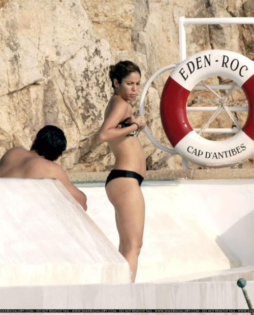 Шакира променяла европейские концерты на морской отдых