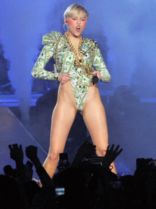 Самые шокирующие выходки звезд на сцене во время выступления