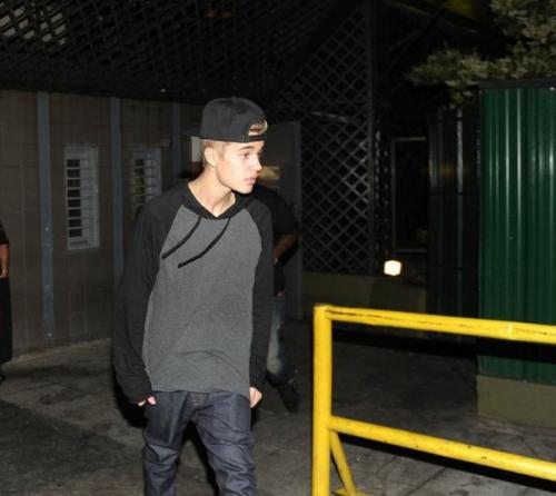 Самые шокирующие выходки звезд на сцене во время выступления