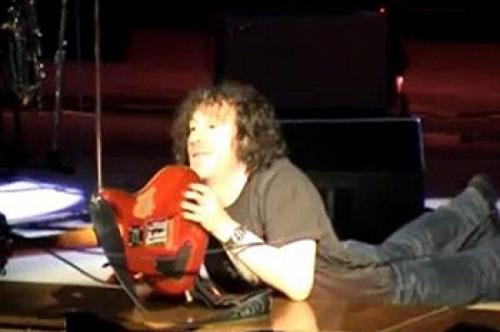 Самые шокирующие выходки звезд на сцене во время выступления