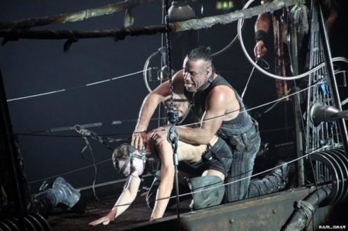 Самые шокирующие выходки звезд на сцене во время выступления