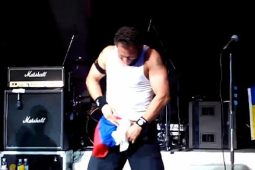 Самые шокирующие выходки звезд на сцене во время выступления