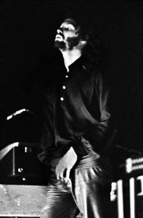 Самые шокирующие выходки звезд на сцене во время выступления