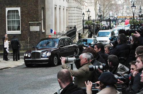 Модный дом Dior выковал из Карлы Бруни "принцессу Диану"