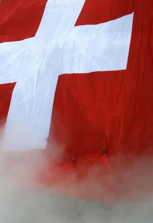 Швейцарские альпинисты развернули самый большой флаг в мире на горном пике