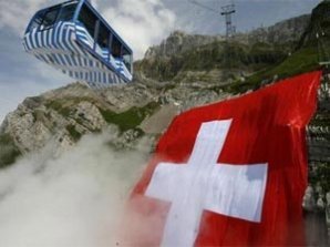 Швейцарские альпинисты развернули самый большой флаг в мире на горном пике