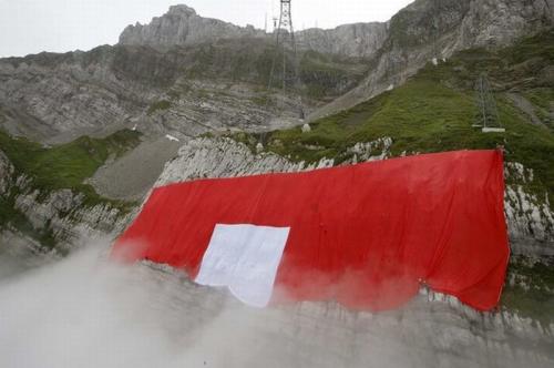 Швейцарские альпинисты развернули самый большой флаг в мире на горном пике