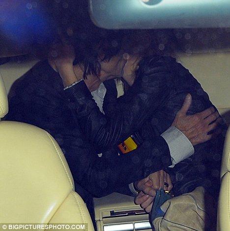 61-летний гитарист "Роллинг Стоунз" женится на 20-летней русской официантке