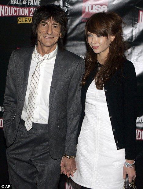 61-летний гитарист "Роллинг Стоунз" женится на 20-летней русской официантке