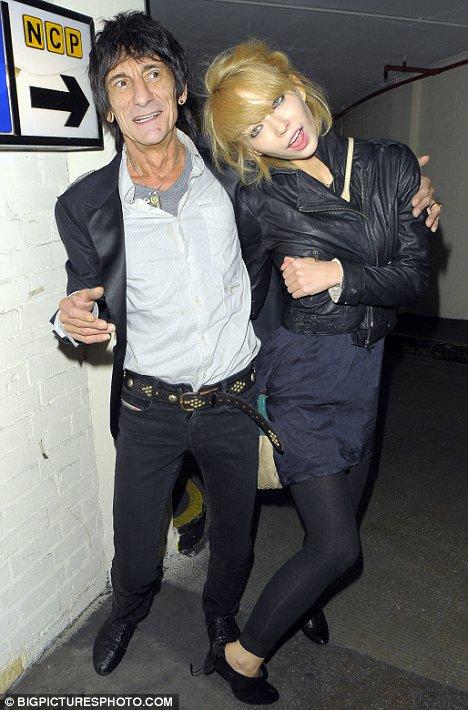 61-летний гитарист "Роллинг Стоунз" женится на 20-летней русской официантке