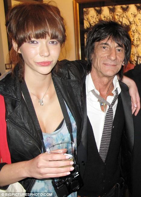 61-летний гитарист "Роллинг Стоунз" женится на 20-летней русской официантке