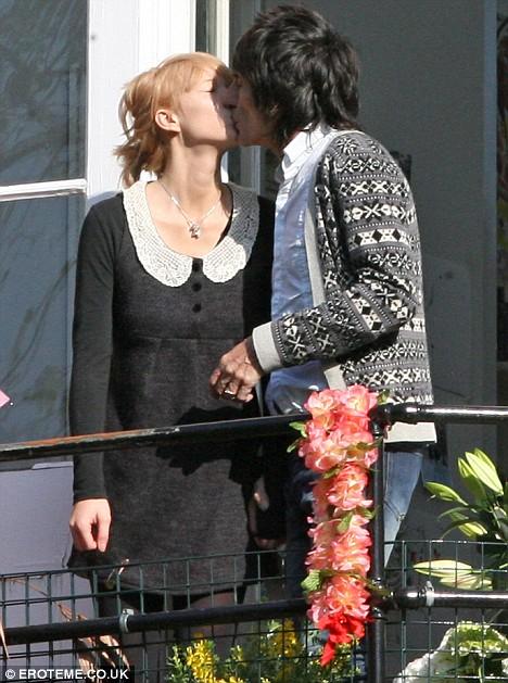 61-летний гитарист "Роллинг Стоунз" женится на 20-летней русской официантке