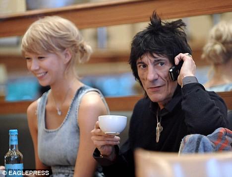 61-летний гитарист "Роллинг Стоунз" женится на 20-летней русской официантке