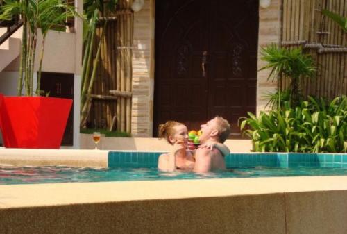 Игрища Анфисы Чеховой попали в объектив папарацци