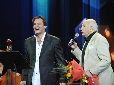 Александр Домогаров посвятил юбилейный концерт своим родителям