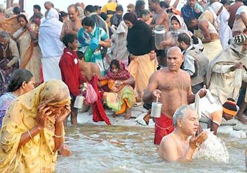 Миллионы паломников ринулись очищаться водами Ганга