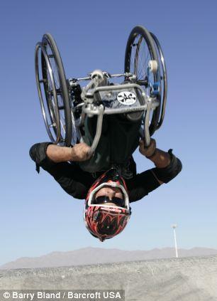 Американский экстремал делает двойное сальто на инвалидной коляске