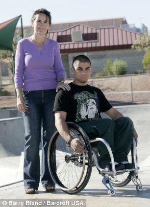 Американский экстремал делает двойное сальто на инвалидной коляске
