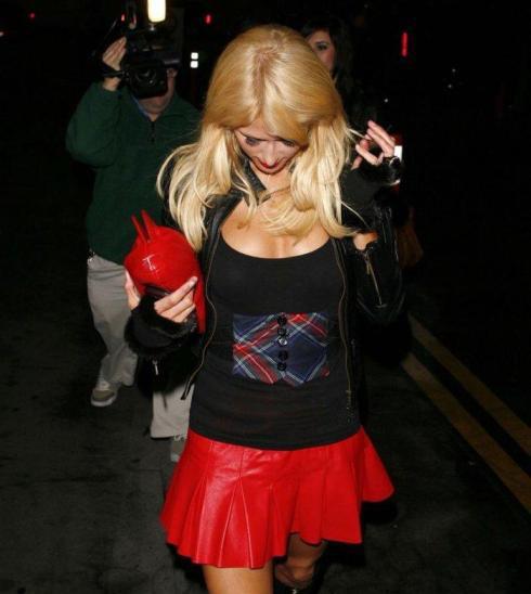 Пэрис Хилтон никак не нарадуется своей новой грудью