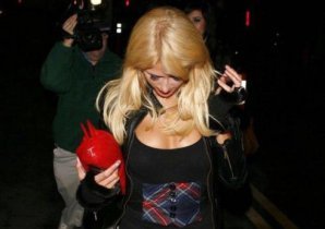 Пэрис Хилтон никак не нарадуется своей новой грудью