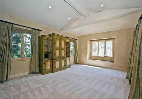 Бритни Спирс продолжает "уценять" свой особняк