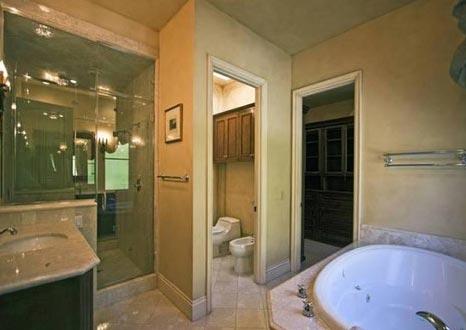 Бритни Спирс продолжает "уценять" свой особняк