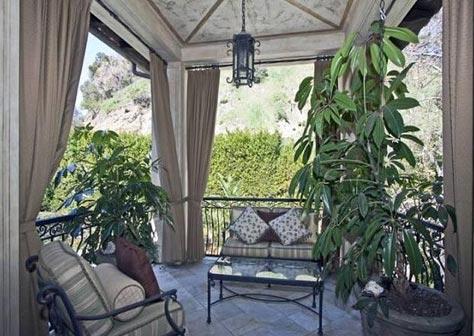 Бритни Спирс продолжает "уценять" свой особняк