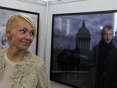 Яна Рудковская на фоне портрета ее мужа Евгения Плющенко: