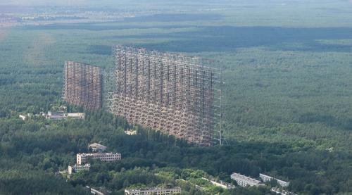 Станция «Чернобыль-2»
В 1985 году была построена монументальная загоризонтная радиолокационная станция «Дуга». Это сооружение потребовалось для обнаружения возможных запусков межконтинентальных баллистических ракет. Антенны поднимаются ввысь на 150 метров, а вся площадь комплекса составляет целых 160 километров. После аварии на ЧАЭС станцию пришлось бросить. Сегодня объект под названием «Чернобыль-2» остается лишь приманкой для смелых туристов.
