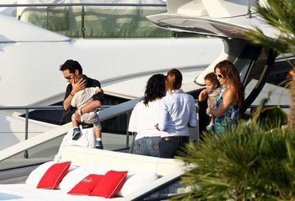 Дженнифер Лопез презентовала в Италии попу на миллион