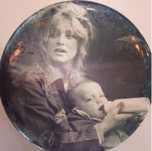 10 знаменитостей с матерями тогда и сейчас