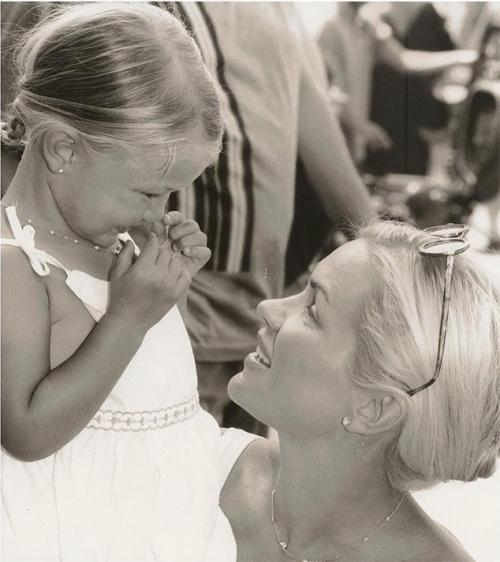 10 знаменитостей с матерями тогда и сейчас