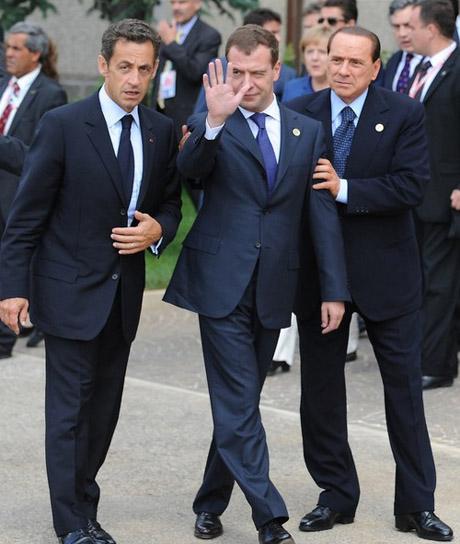 На саммите G8 Дмитрий Медведев стал жертвой папарацци