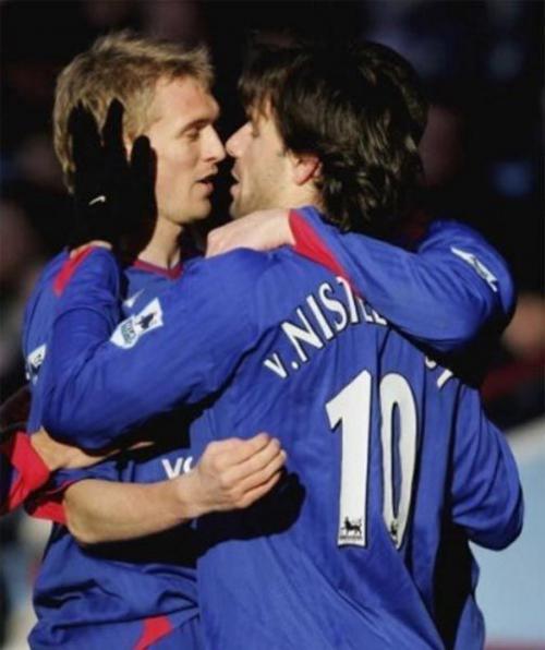 Знаменитые футболисты мира: а может это любовь?..