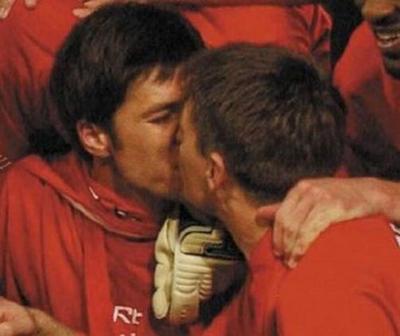 Знаменитые футболисты мира: а может это любовь?..