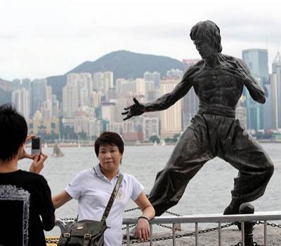 Самые известные памятники голливудским знаменитостям