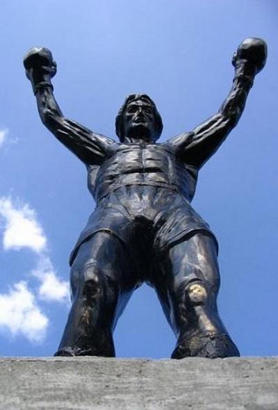 Самые известные памятники голливудским знаменитостям