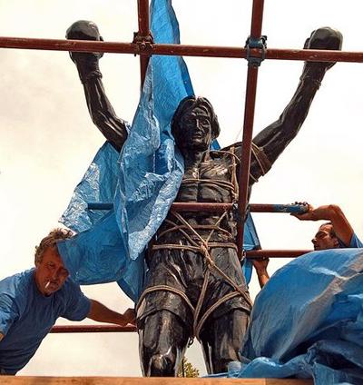 Самые известные памятники голливудским знаменитостям