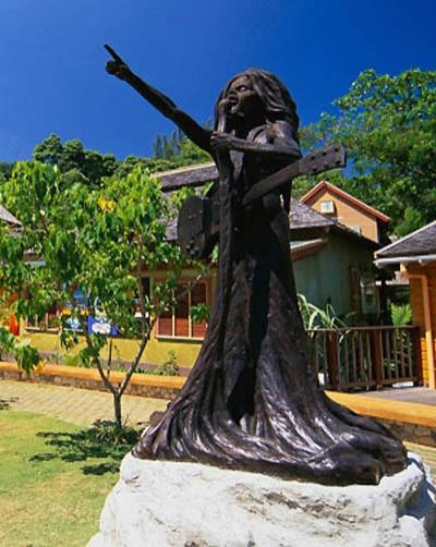 Самые известные памятники голливудским знаменитостям