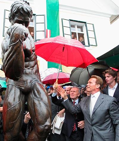 Самые известные памятники голливудским знаменитостям