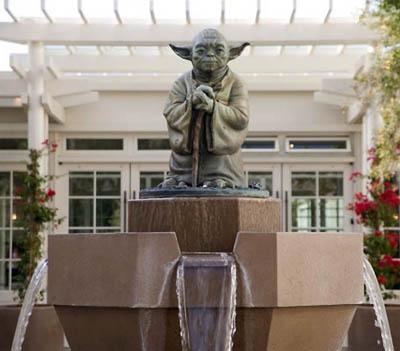 Самые известные памятники голливудским знаменитостям