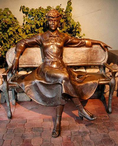 Самые известные памятники голливудским знаменитостям