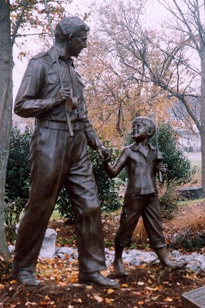 Самые известные памятники голливудским знаменитостям