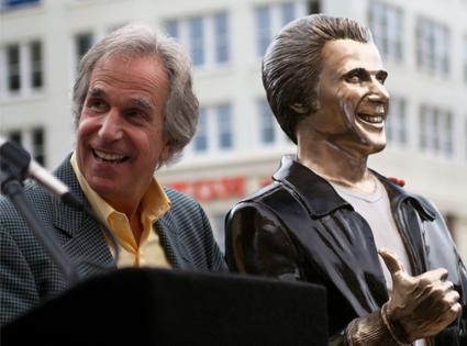 Самые известные памятники голливудским знаменитостям