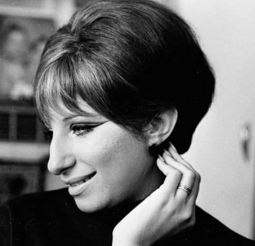 Звезды, которым неказистая внешность не помешала стать знаменитыми