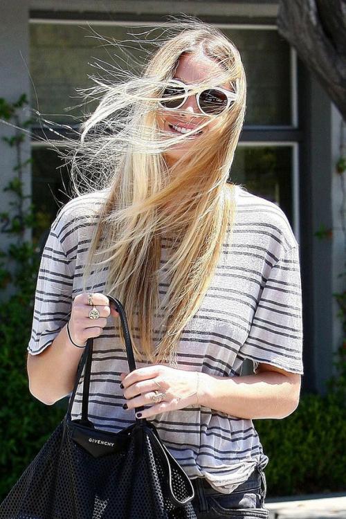 Знаменитости, застигнутые врасплох порывами ветра