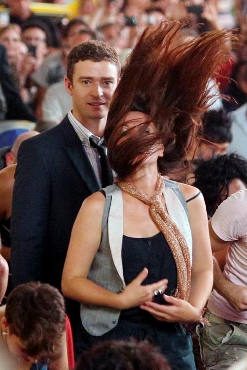 Знаменитости, застигнутые врасплох порывами ветра